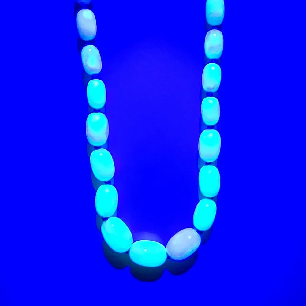 Vtg Seafoam Green Marbled UV Reactive Lucite Bead‎ Necklace Silver Tone Spacers